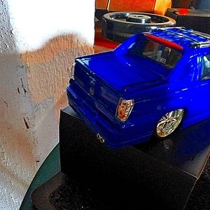 1 1/8 Model Blue Escalade w/chrome wheels